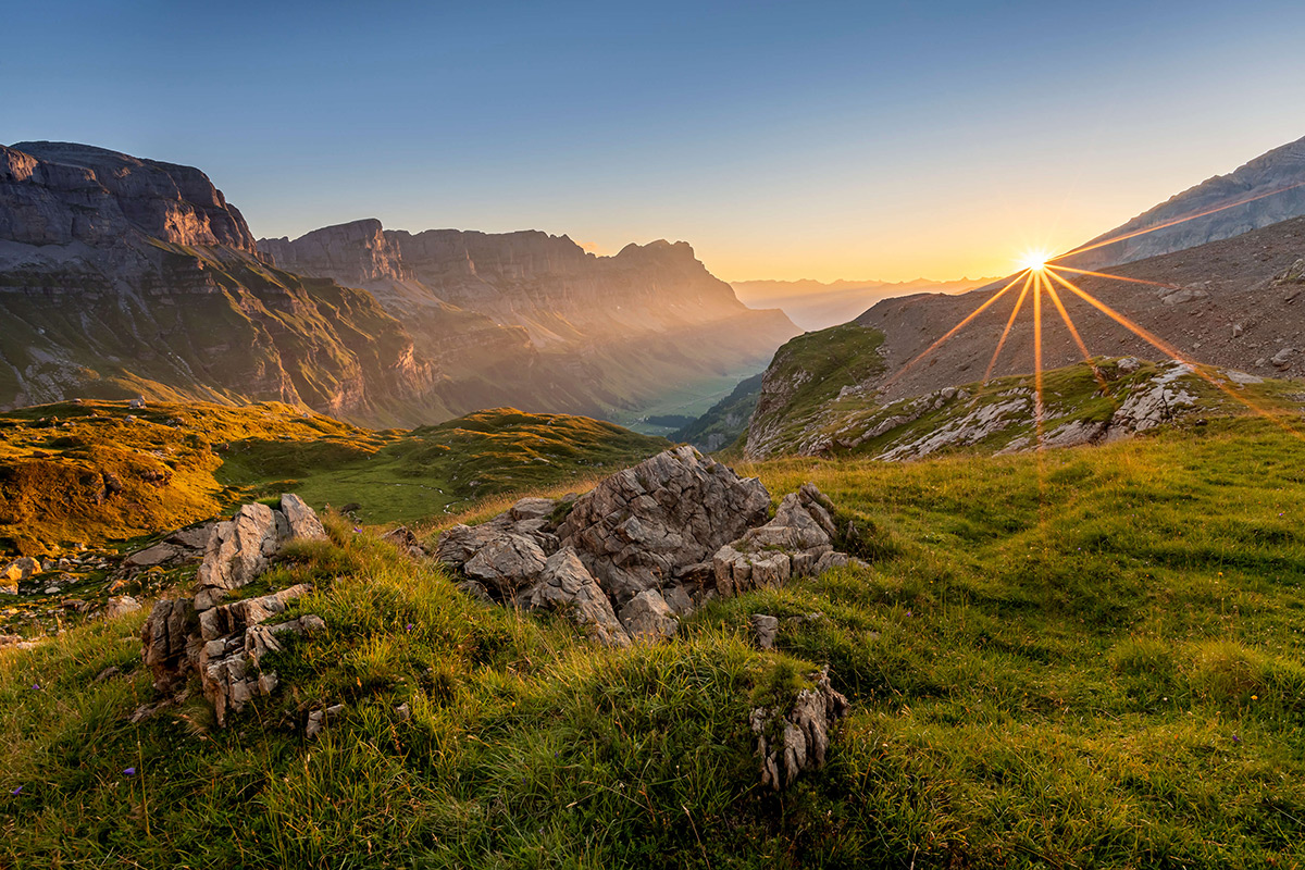 «Etwas abseits in den Alpen und schon hat man einen wunderbaren Ort, um den Sonnenaufgang festzuhalten.» par Thomas Mosimann.