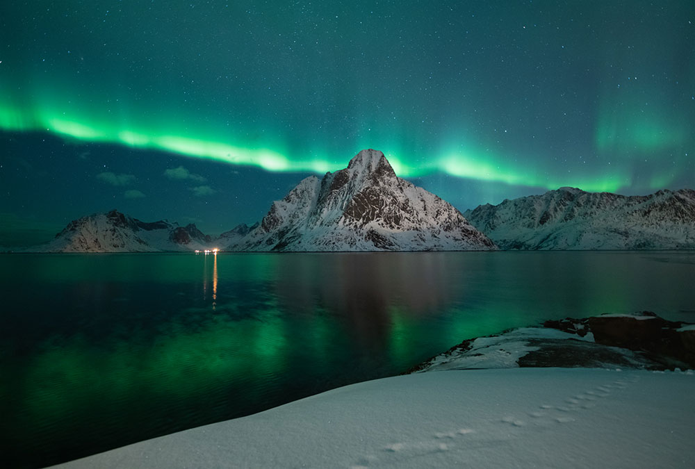 Winter Wunderland mit Nordlichtern auf den Lofoten, Norwegen
