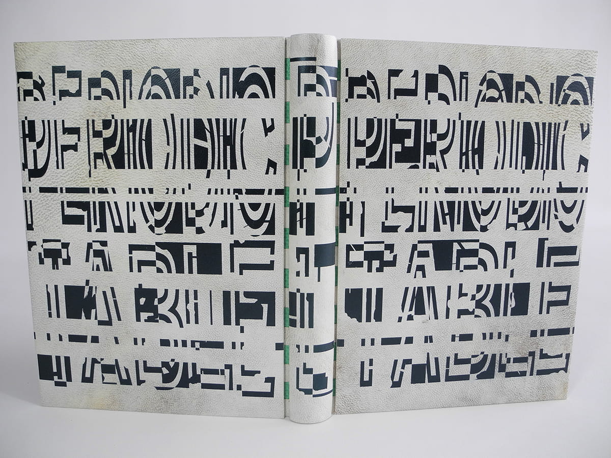 Livre Periodic Table, Primo Levi, reliure entièrement perforée sur dos flottant avec couvertures attachées, 1er prix concours SoB en Angleterre